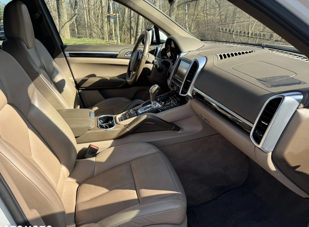 Porsche Cayenne cena 94900 przebieg: 203500, rok produkcji 2012 z Warszawa małe 154